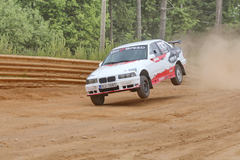 Rallija supersprinta posms Smiltenē pulcē gandrīz 100 braucējus