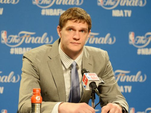 "Cavaliers" patur Mozgovu, "Kings" noliedz plānus aizmainīt Kazinsu