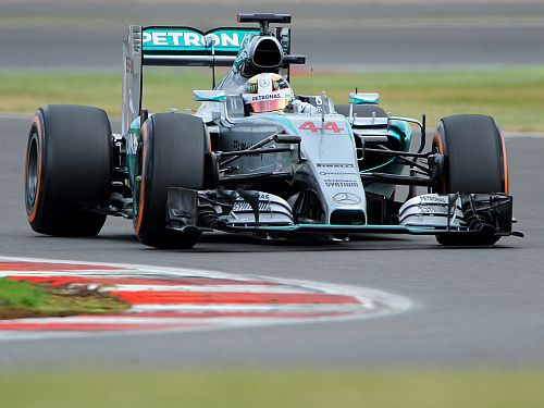 Hamiltons izcīna "pole position" savās mājās Lielbritānijā