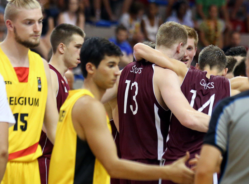Šmits lauž spēli, Latvija atspēlējas no -15 un sasniedz "Top 8"