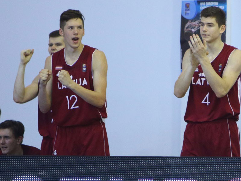 U-18 izlase pirms izdzīvošanas pieveic Spāniju