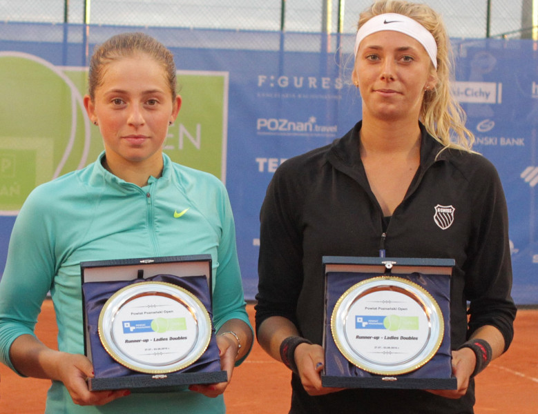 Ostapenko vienspēlēs sasniedz pusfinālu, dubultspēlēs zaudē finālā
