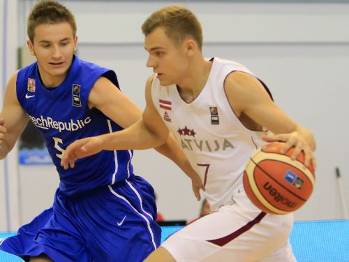 U18 izlase sīvā galotnē piekāpjas Krievijai un EČ noslēdz 10. vietā