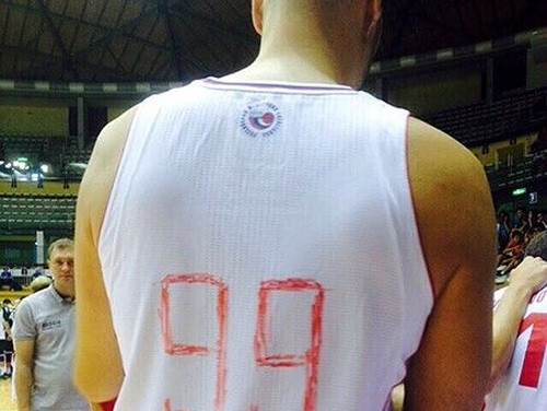 Divi Krievijas izlases basketbolisti spēlē ar uzzīmētiem numuriem