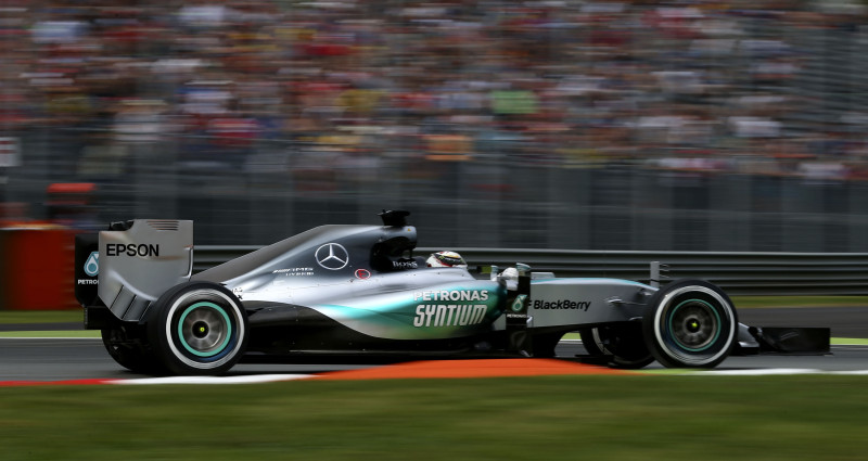 Rosbergs un Fetels samazina Hamiltona pārsvaru otrajā treniņā Moncā