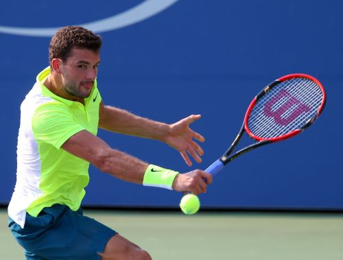 Dimitrovs izcīna grūtu uzvaru Del Potro bijušā trenera vadībā