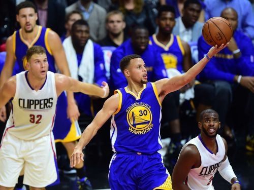 "Warriors" izglābjas no -23 un kļūst par piekto NBA komandu ar 13-0