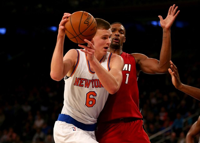 Porziņģim piezīmju nasta un 11+8, "Knicks" atkal piekāpjas "Heat"