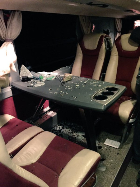 Ar akmeņiem uzbrūk komandas autobusam