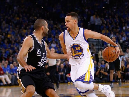 "Warriors" līderu duelī grauj "Spurs", Kazinsam 56 punkti