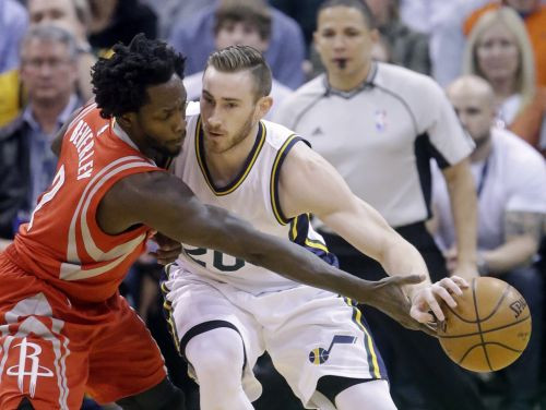 "Jazz" nozīmīgā cīņā par "play-off" papildlaikā pieveic "Rockets"