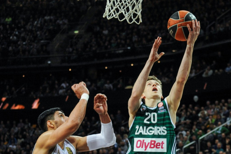 Vecvagars un "Žalgiris" Pirejā mēģinās saglabāt cerības