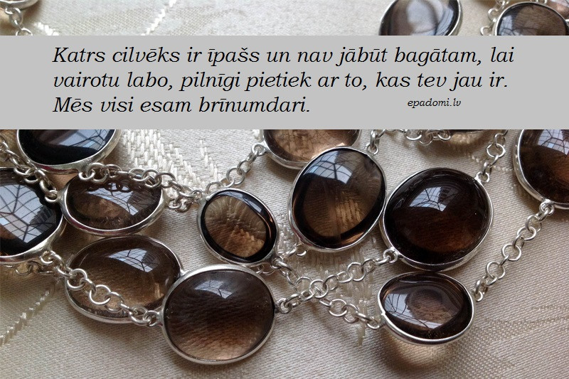 25. janvāra dienas akmens- DŪMAKAINAIS KVARCS