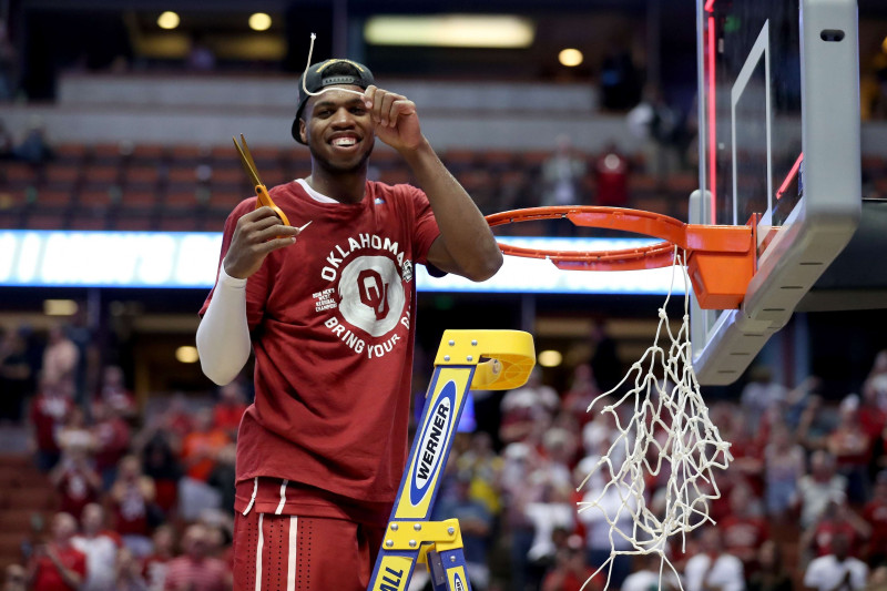 Entonija bijusī skola "Syracuse" triumfē un sasniedz NCAA rekordu