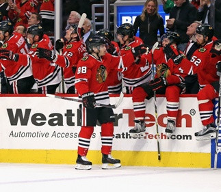 Keinam "hat-trick" un 100.punkts šosezon, "Blackhawks" pārspēj "Bruins"