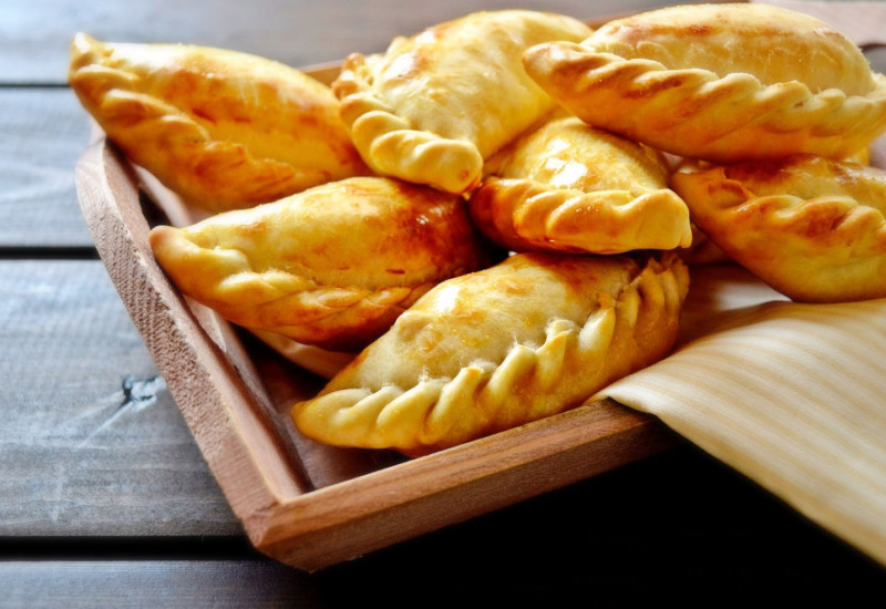 Empanadass ar kazas sieru un nātrēm