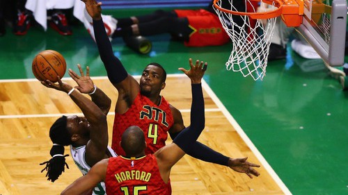 ''Hawks'' nepieļauj septīto spēli un pārliecinoši uzvar Bostonā
