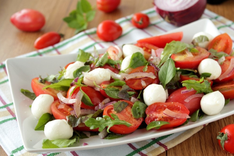 Salāti ar tomātiem un Mozarella sieru