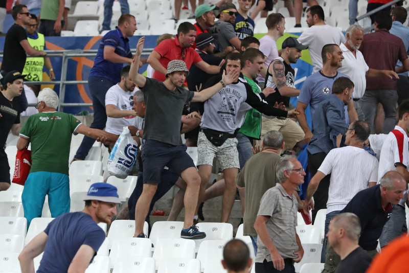 UEFA draud diskvalificēt Angliju un Krieviju