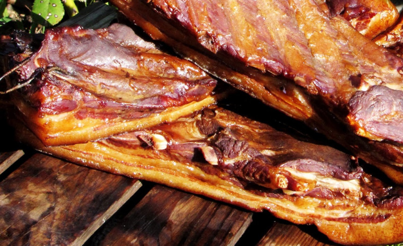 Karsti kūpināta cūkgaļa sausajā marinādē