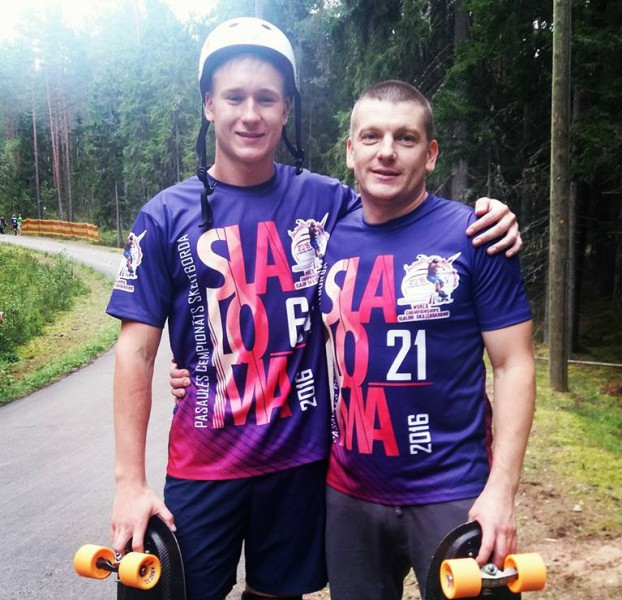 Latvijai trīs medaļas pirmajā dienā pasaules čempionātā skeitbordā