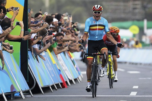 Fantastiskās izdzīvošanas sacīkstēs zelts van Avermātam, latvieši sasniedz finišu