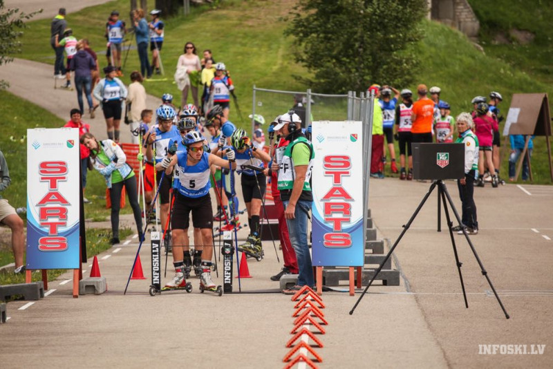 LČ rollerslēpošanā brīvā stila distancē jauniešiem trīs valstu cīņas par godalgām