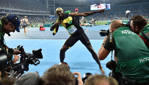 Bolts trešo reizi pēc kārtas izcīna olimpisko zeltu 100 metru sprintā