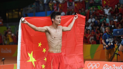 Malaizietis trešo reizi zaudē badmintona finālā, zelts ķīnietim Čenam