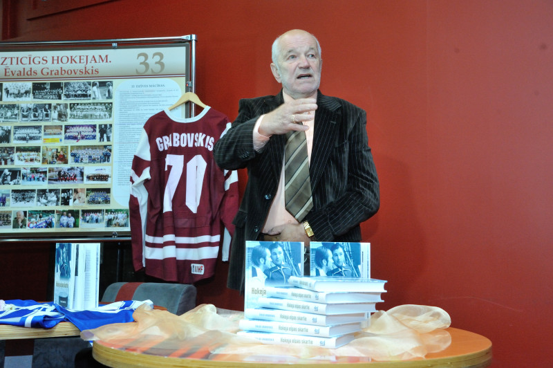 “Hokeja elpas skartie” – Ēvalds Grabovskis prezentē savu grāmatu
