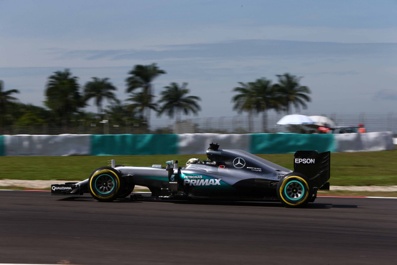 Hamiltons pārspēj Rosbergu otrajā treniņā karstajā Sepangā