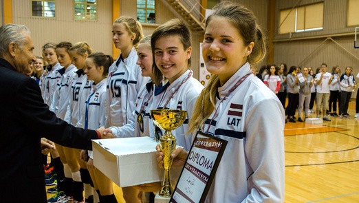U17 Latvijas volejbolistes pirmoreiz izcīna Auroras kausu