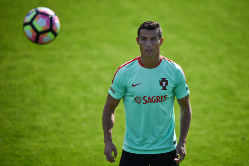 Portugāļi ar Ronaldu priekšgalā iesaistās pasaules trakumā - tēlo manekenus