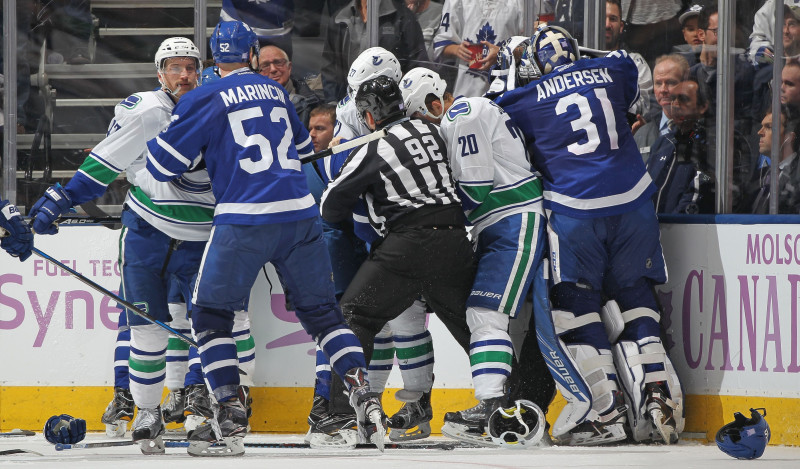 Kautiņos iesaistās arī vārtsargi, "Canucks" zaudē jau astoto spēli pēc kārtas