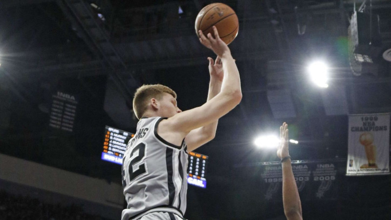 Bertāns iemet divus tālmetienus un izdara trīs piespēles "Spurs" uzvarā