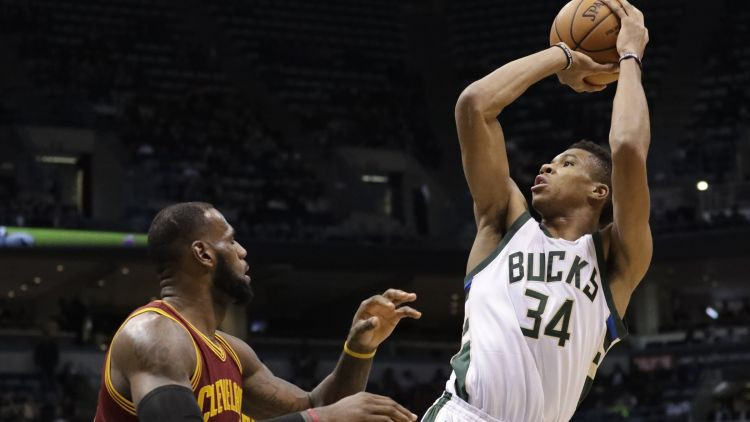 Adetokumbo un "Bucks" sakauj Klīvlendu, "Clippers" zaudē Bruklinā