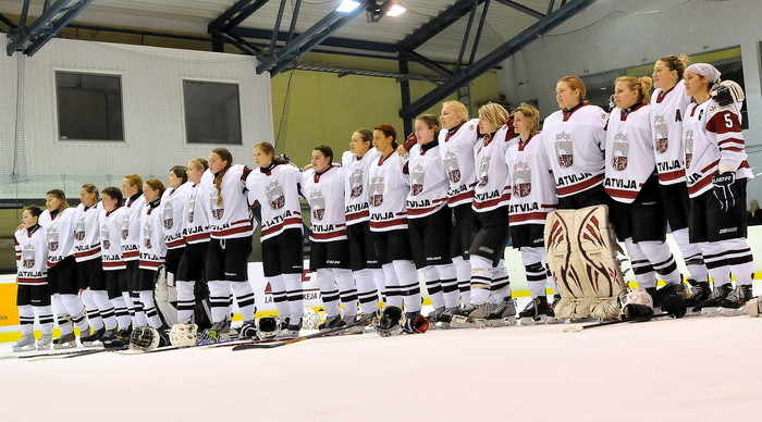 Latvijas hokejistes izlaiž divu vārtu pārsvaru un zaudē rangā zemāk esošajai Itālijai