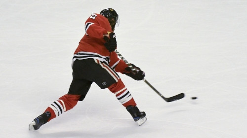 NHL līdere "Blackhawks" uzvar "Sharks", "Rangers" izglābjas