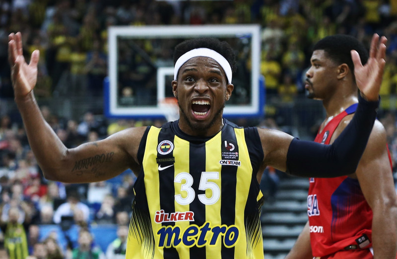 Diksons pārkāpj uzvedības normas, "Darussafaka" pieveic "Fenerbahce"