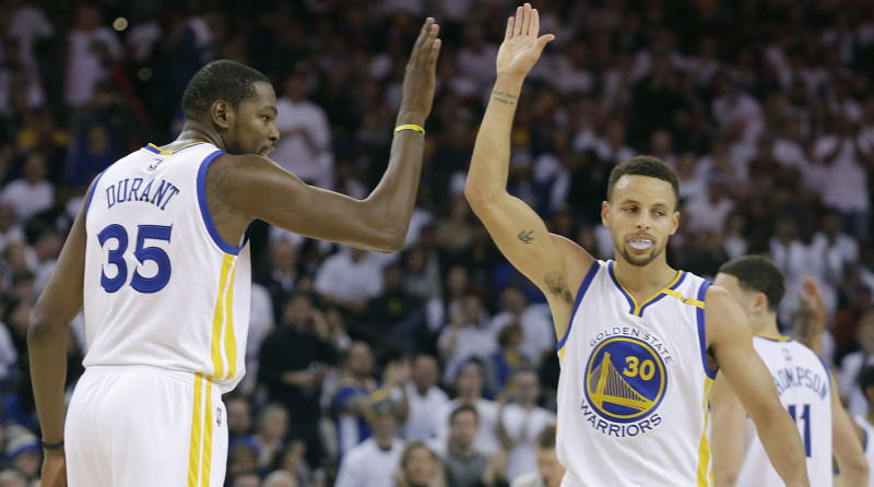 "Warriors" puslaikā met ar 74% precizitāti, Taunss labo Gārneta rekordu