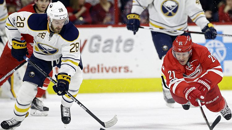 ''Hurricanes'' iznīcina Bufalo aizsardzību un uzvar, Girgensons negatīvs