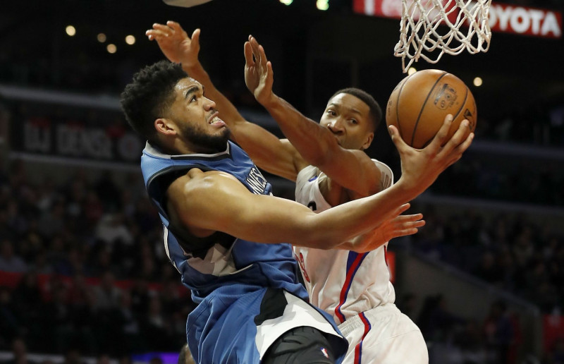 Taunsam 37 punkti, Džordanam rekords, "Wolves" pārtrauc "Clippers" sēriju