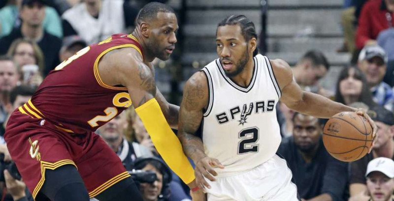 NBA milžu trillerī "Spurs" papildlaikā pieveic "Cavaliers"