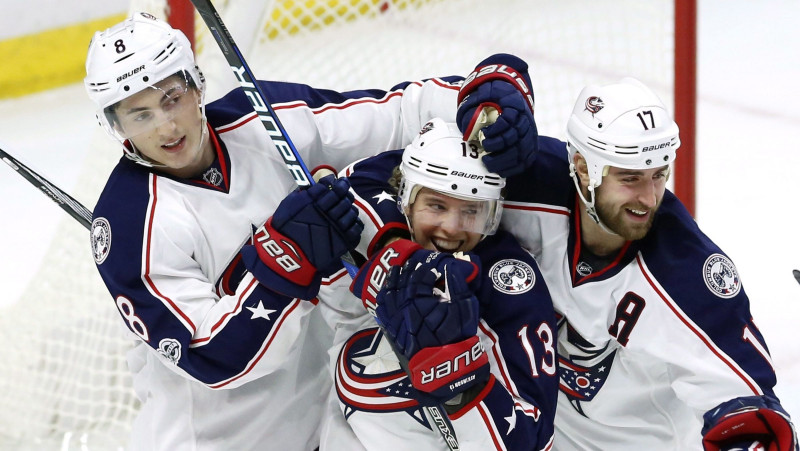 "Blue Jackets" gūst septiņus vārtus, "Blackhawks" izrauj uzvaru 59. minūtē