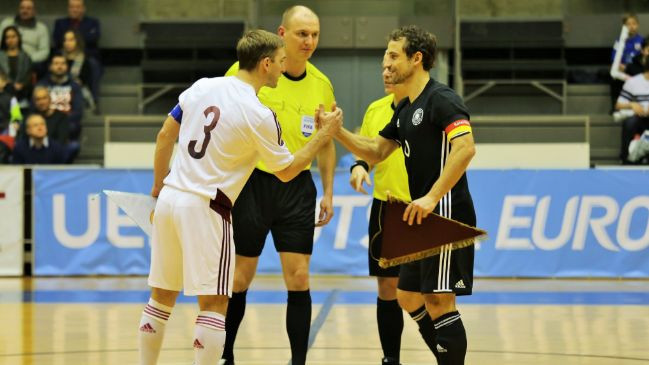 Telpu futbola izlase dramatiski izlaiž 3:0 pārsvaru, pret Vāciju neizšķirts