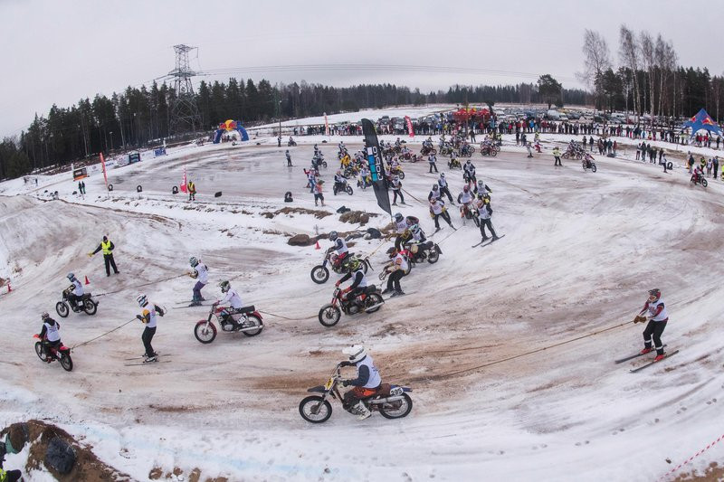 Ķegumā pirmo reizi aizvadītas "Red Bull Twitch'n'Ride" skijoringa sacīkstes