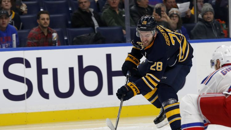"Sabres" zaudē papildlaikā, Girgensonam pamatīgs spēka paņēmiens