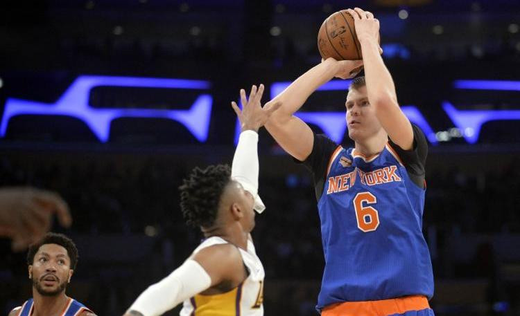 Līdzjutēji izsvilpj "Knicks", Porziņģim 16 punkti kaunpilnā zaudējumā "Lakers"