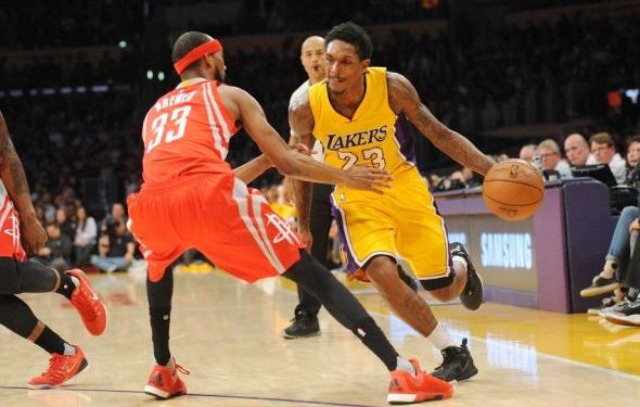 "Lakers" aizmaina labāko rezervistu Viljamsu uz Hjūstonu
