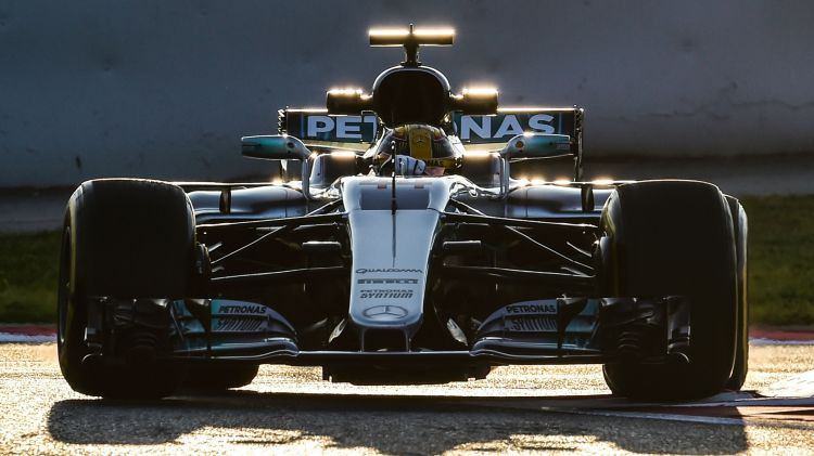 Pirmajos F1 testos ātrākais aplis Hamiltonam, Fetels otrais